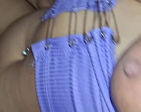 SE SIENTA EN MI PIJA Y LE CHUPO LAS TETAS