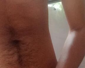 Batendo punheta do lado de fora em publico